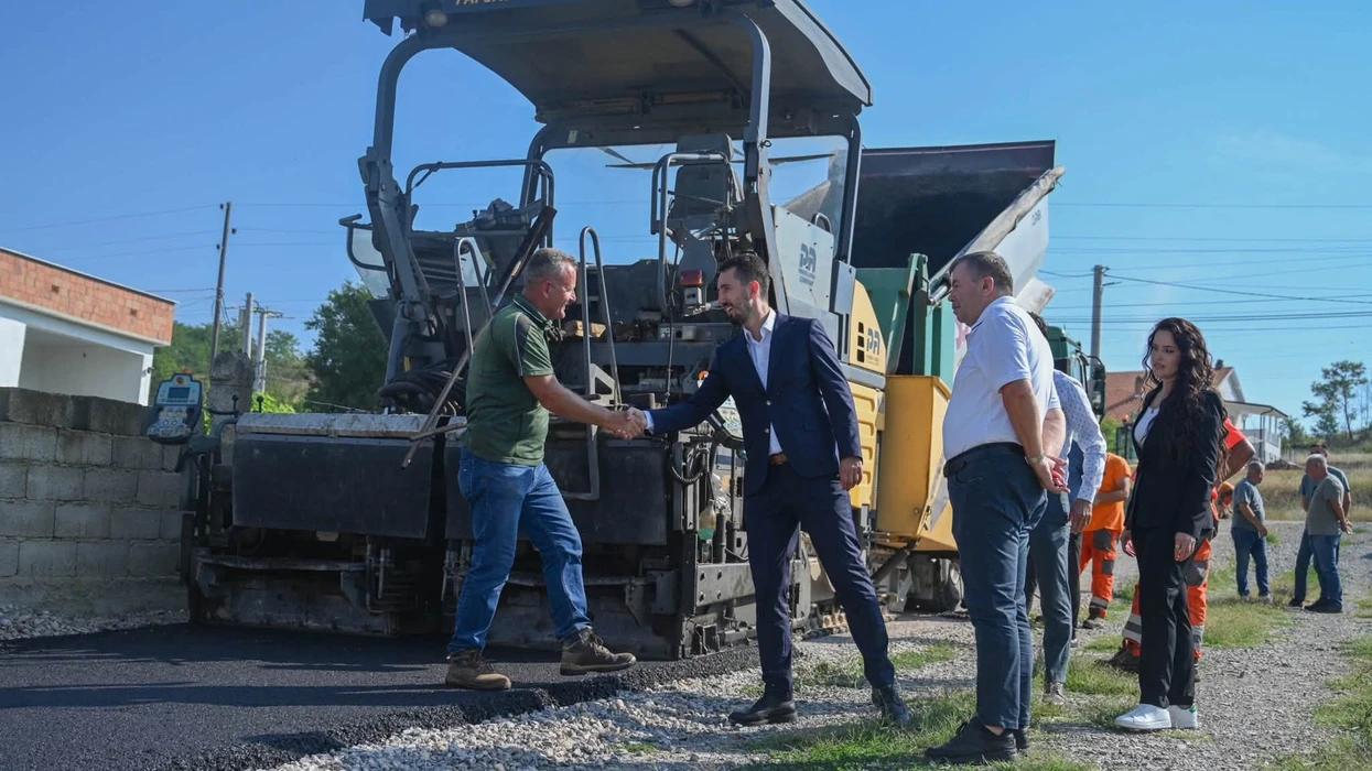 18 rrugë në Topanicë të Kamenicës janë asfaltuar me një investim prej 347,314.33 euro, duke përfshirë rrugë dhe degëzime të reja si “Mulla Rexhepi”, “Jakup Jakupi”, “Islam Morina”, “Fadil Zubaku”, “Emin Morina”, “Kurtesh Morina”, “Asllan Topanica” dhe “Lug i Demës”.