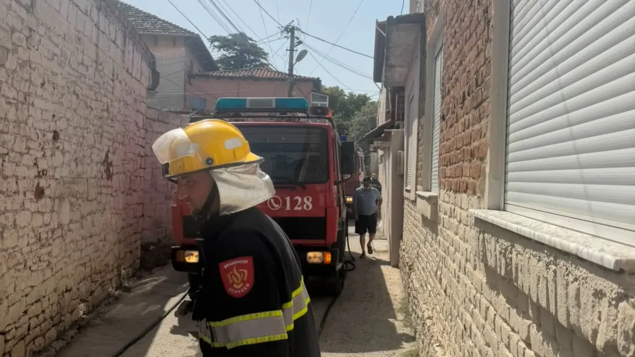 Flakët në Elbasan: Një shtëpi në rrezik dhe ndërhyrja që shmangu tragjedinë