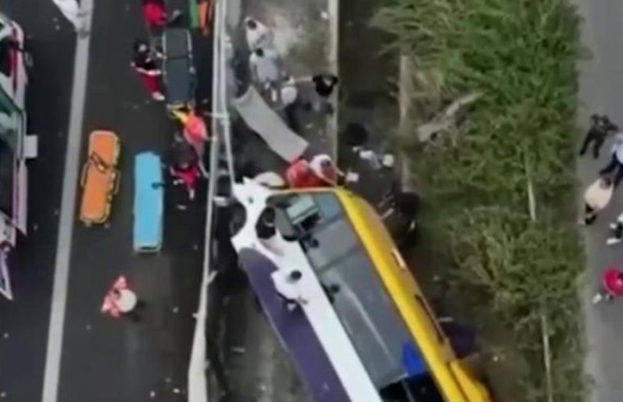 Aksidenti në autostradën Durrës-Tiranë: shoferi humbi ndjenjat dhe autobusi doli jashtë kontrollit