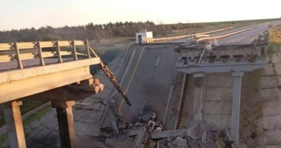 Sulmet me dron kanë dëmtuar rëndë urën pranë fshatit Kremenivka në aksin Mariupol–Donetsk, duke e bërë të papërdorshme për qarkullim.