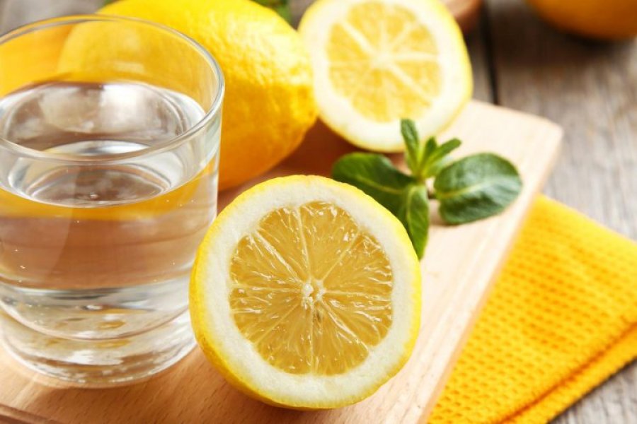 Sekretet e fuqishme shëndetësore të limonit që duhet t’i dini