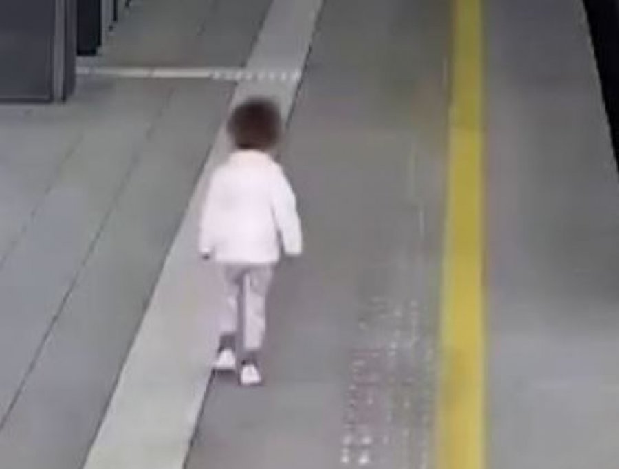 Vajza 5-vjeçare e braktisur në stacionin më të madh të trenave në Poloni