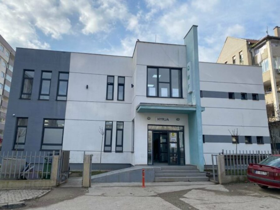 Mungesa e materialeve bllokon analizat në QKMF Fushë Kosovë, qytetarët detyrohen në privat
