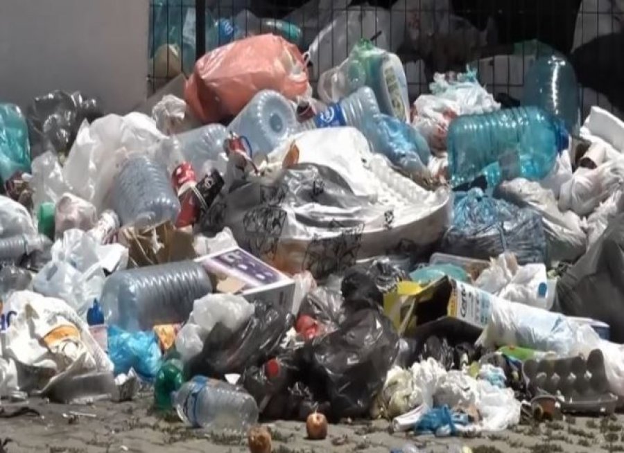 Banorët e Matiqanit përballen me krizën e mbeturinave të papastra