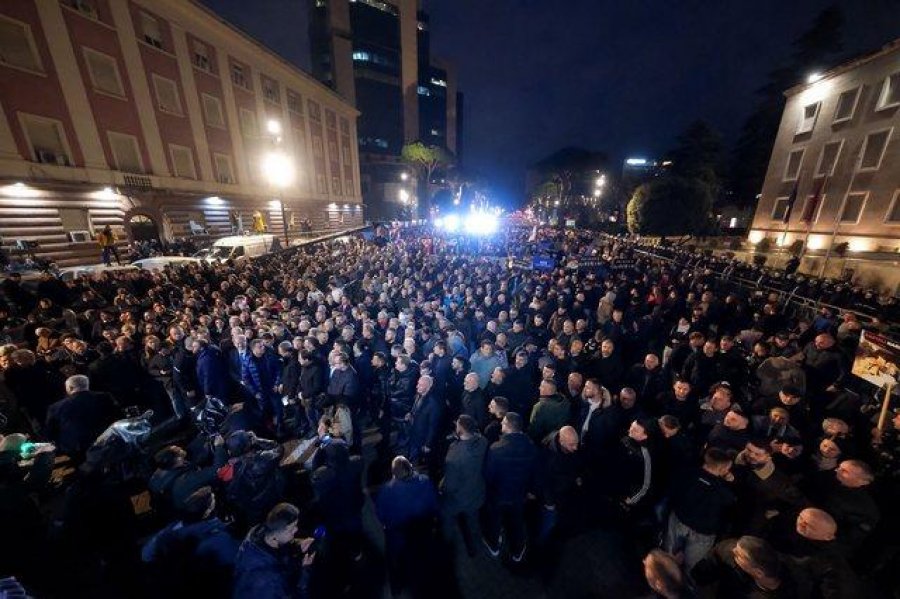 Protesta e 45 në Sheshin Skënderbej: Thirrjet për dorëheqjen e Ramës dhe revolucionin