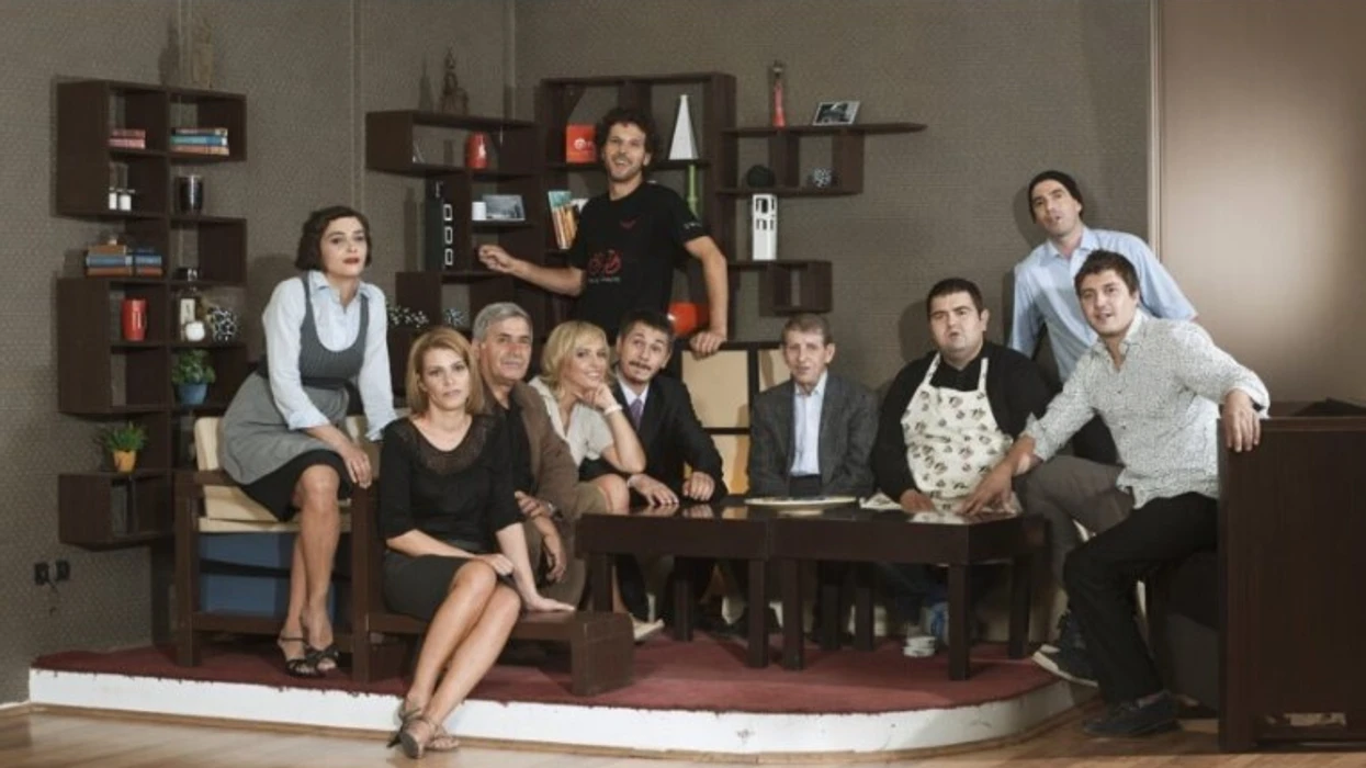 “Kafeneja jonë” rikthehet si film me metrazh të gjatë me pjesëmarrjen e shumicës së kastit origjinal dhe premierë të planifikuar për vitin e ardhshëm.
