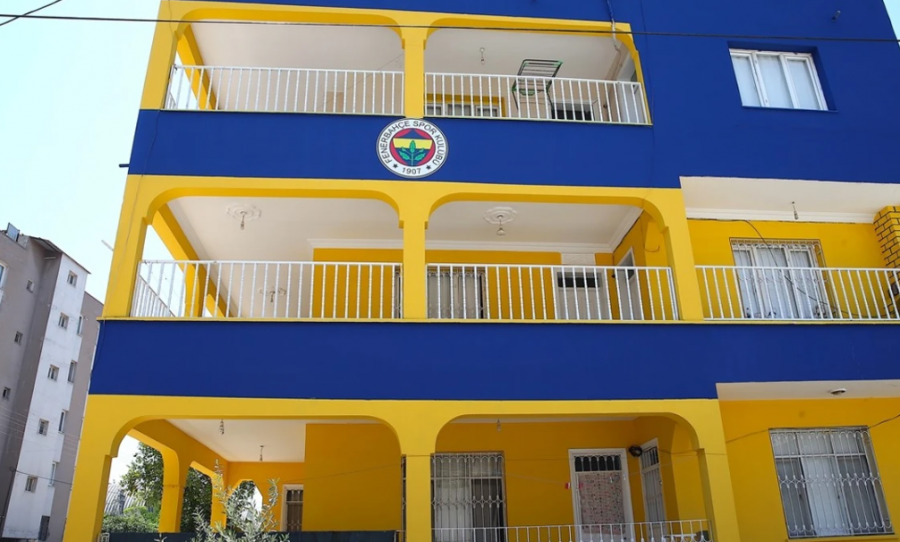 Një familje në Turqi transformon shtëpinë në një simbol të Fenerbahçes