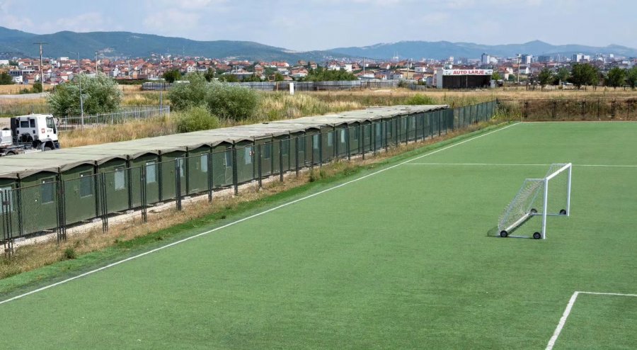 KFOR-i ka përfunduar zhvendosjen e 67 kontejnerëve në fushat e futbollit në Bërnicë.