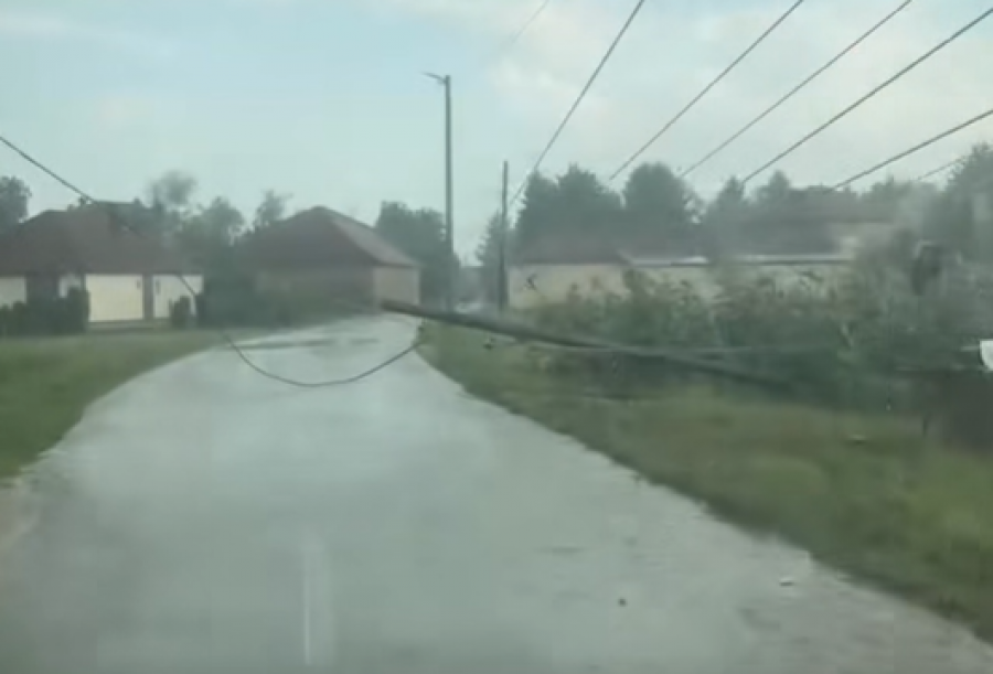 Shi i rrëmbyeshëm në Istog bllokon rrugët dhe rrëzon shtylla elektrike