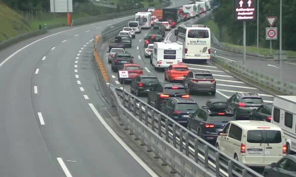 Nis qarkullimi i lirë i mërgimtarëve drejt Kosovës pas 20 orësh bllokimi në kufirin Kroaci-Serbi.