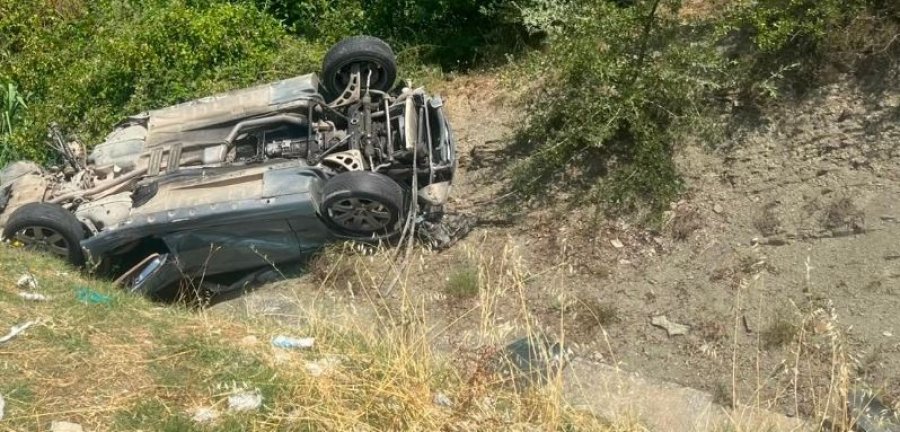 Përmbyset automjeti pranë Gramshit, dy persona dërgohen në spital