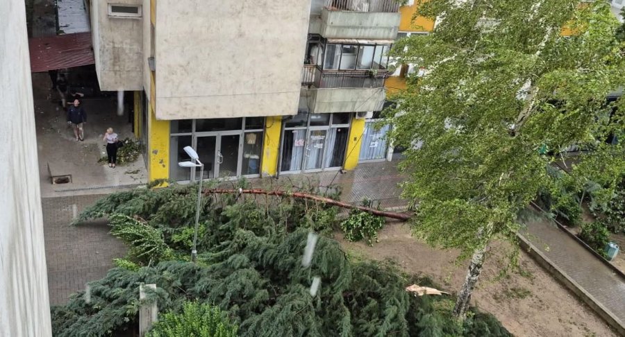 Stuhia me fuqi uragani përfshin Shkupin dhe qytete të tjera, lë pas dëme të mëdha