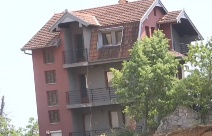 Shtëpia në Rrugën A: Ndërtim pa leje dhe pronë komunale në rrezik