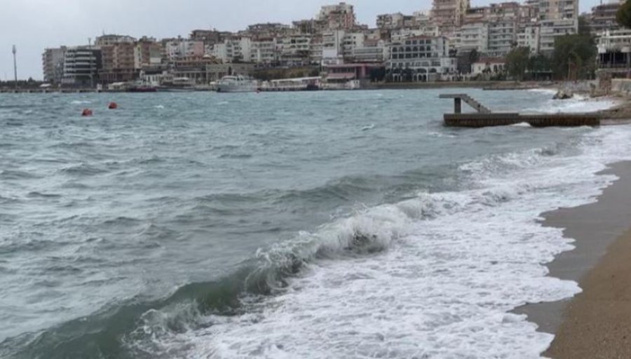 Moti i keq ndalon lundrimin në bregdetin e Sarandës dhe zonat përreth
