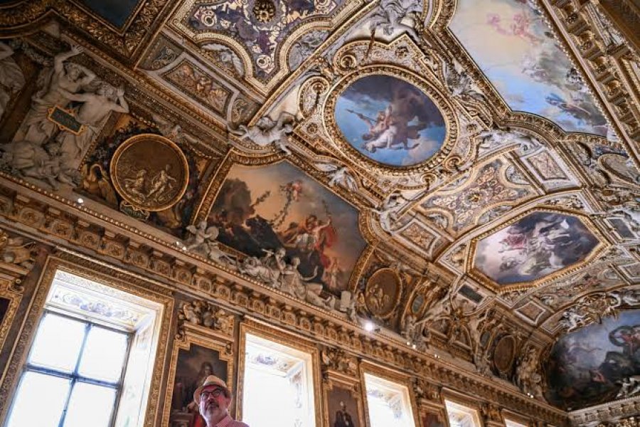 Luvri rihapi Galerie d’Apollon për vizitorët nëntë muaj pas grabitjes, por pa ekspozimin e bizhuterive të vjedhura.