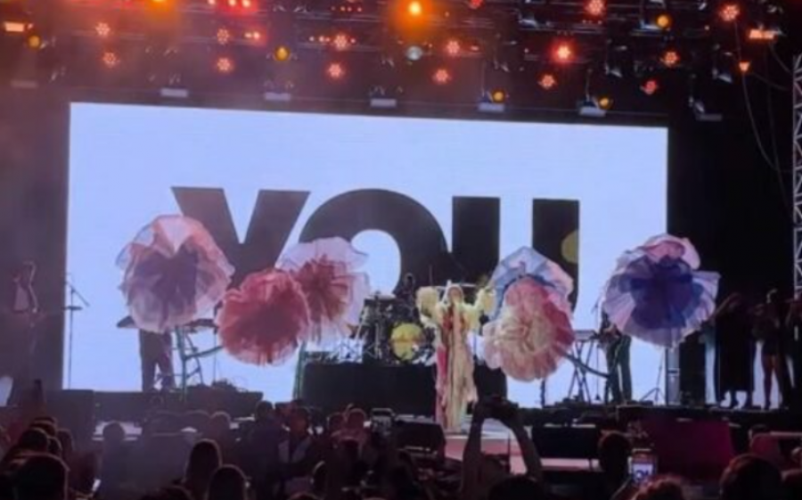 Rita Ora rikthehet në Vjenë me një performancë të zjarrtë dhe emocionale