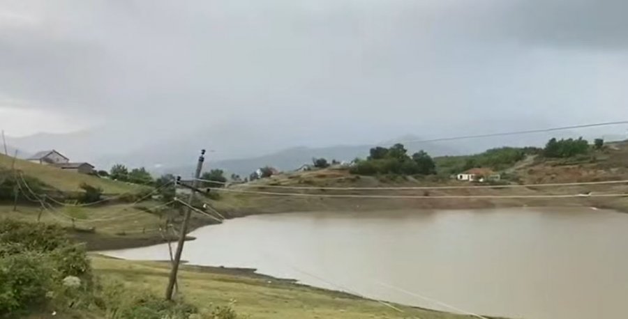 Reshjet e dendura përmbytin rrugët në Has dhe dëmtojnë banesat
