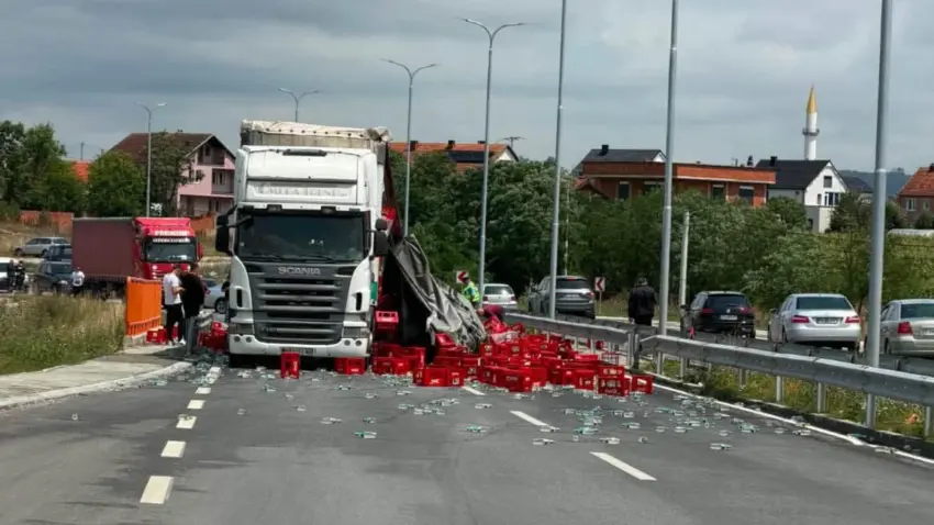 Kamioni rrëzon arkat me pije dhe bllokon magjistralën Prishtinë–Podujevë
