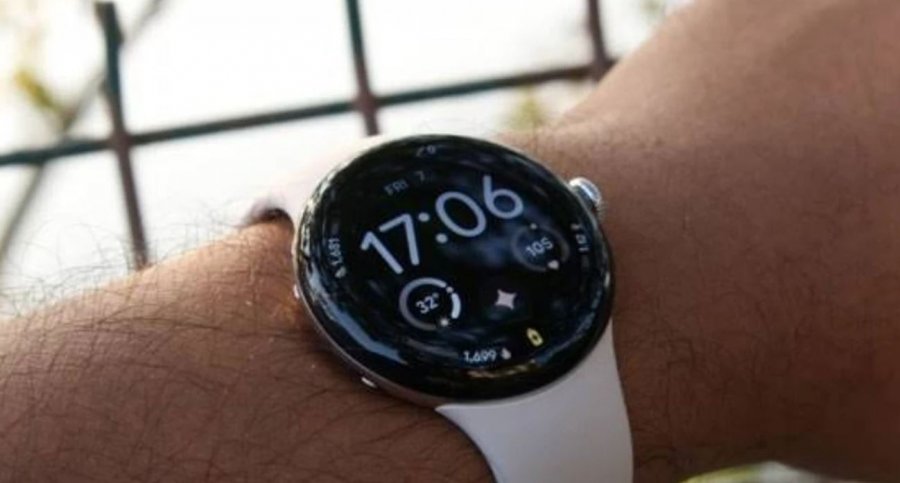 Google po zhvillon funksionin që lejon telefonin Pixel të zhbllokojë automatikisht orën Pixel kur telefoni është i zhbllokuar.