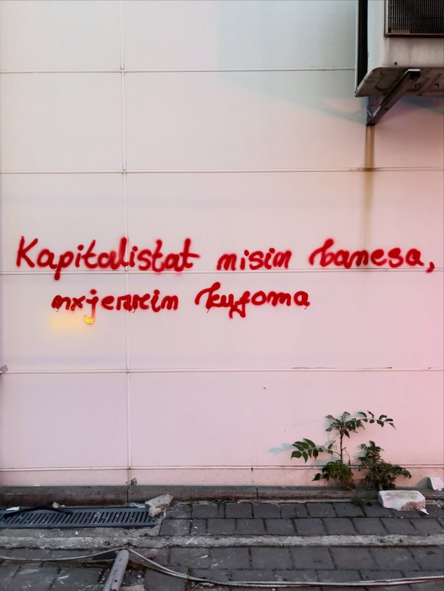 Kapitalizmi i egër dhe vdekja e punëtorit në Prishtinë: Reagim me grafite dhe thirrje për organizim