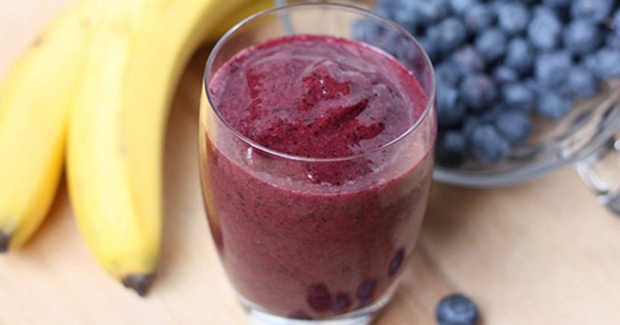 Filloni ditën me energji natyrale: Smoothie me banane dhe manaferra