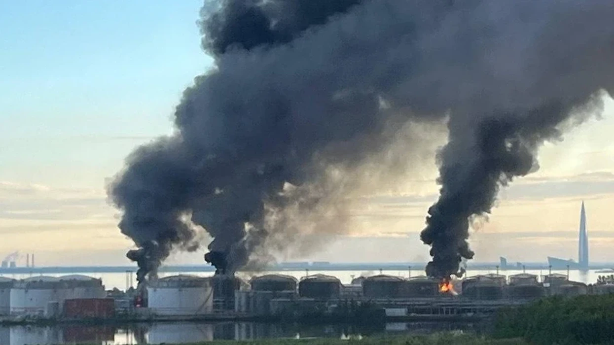 Sulm me dronë në terminalin e naftës në Shën Petersburg, zjarr dhe shpërthime të mëdha