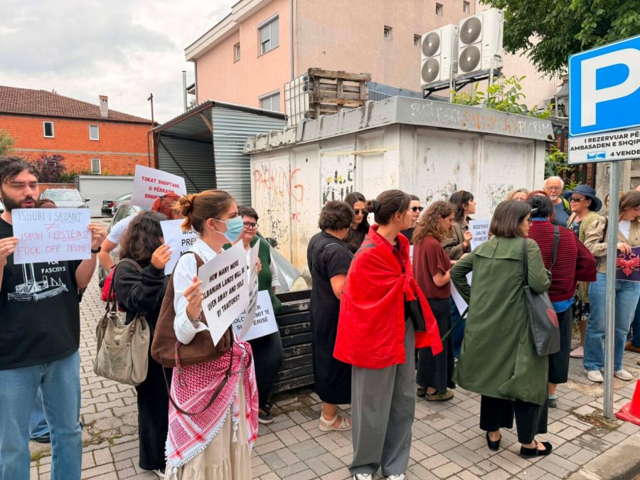 Protesta në Kosovë mbështet rezistencën kundër privatizimit të zonave bregdetare në Shqipëri