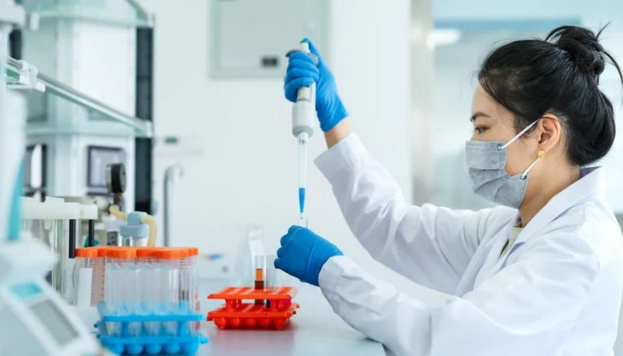 Vaksina e parë e krijuar nga Inteligjenca Artificiale hap rrugën për mbrojtje universale virale