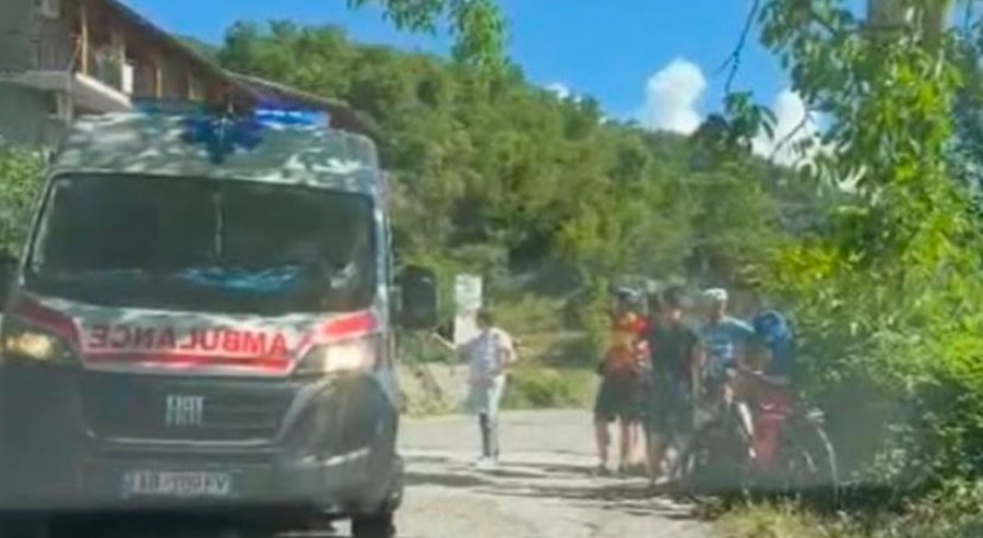 Turisti gjerman rrëshqet me biçikletë në rrugën Përmet–Çarçovë dhe dërgohet në spital