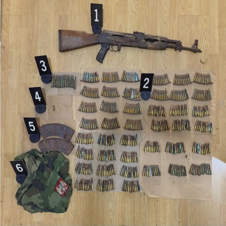 Aksion policor në Zubin Potok: Sekuestrimi i armëve dhe municionit në një shtëpi të braktisur