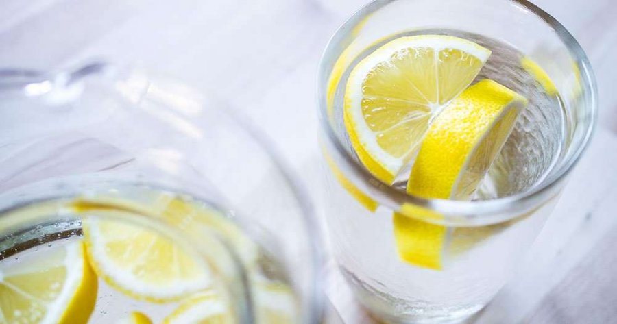 Si uji me limon mund të ndryshojë fillimin e ditës suaj
