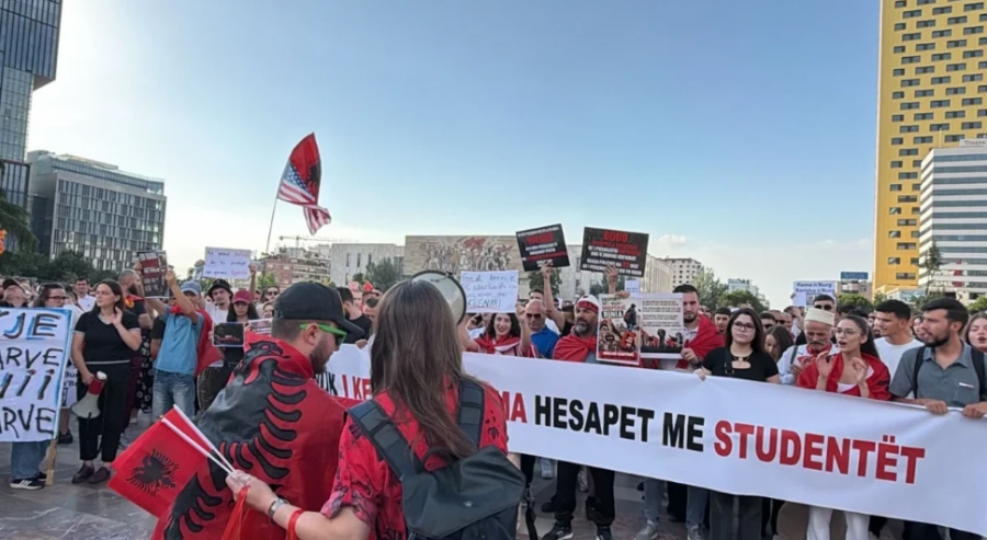Protesta e nëntë në Sheshin Skënderbej: Marshime dhe thirrje për dorëheqje