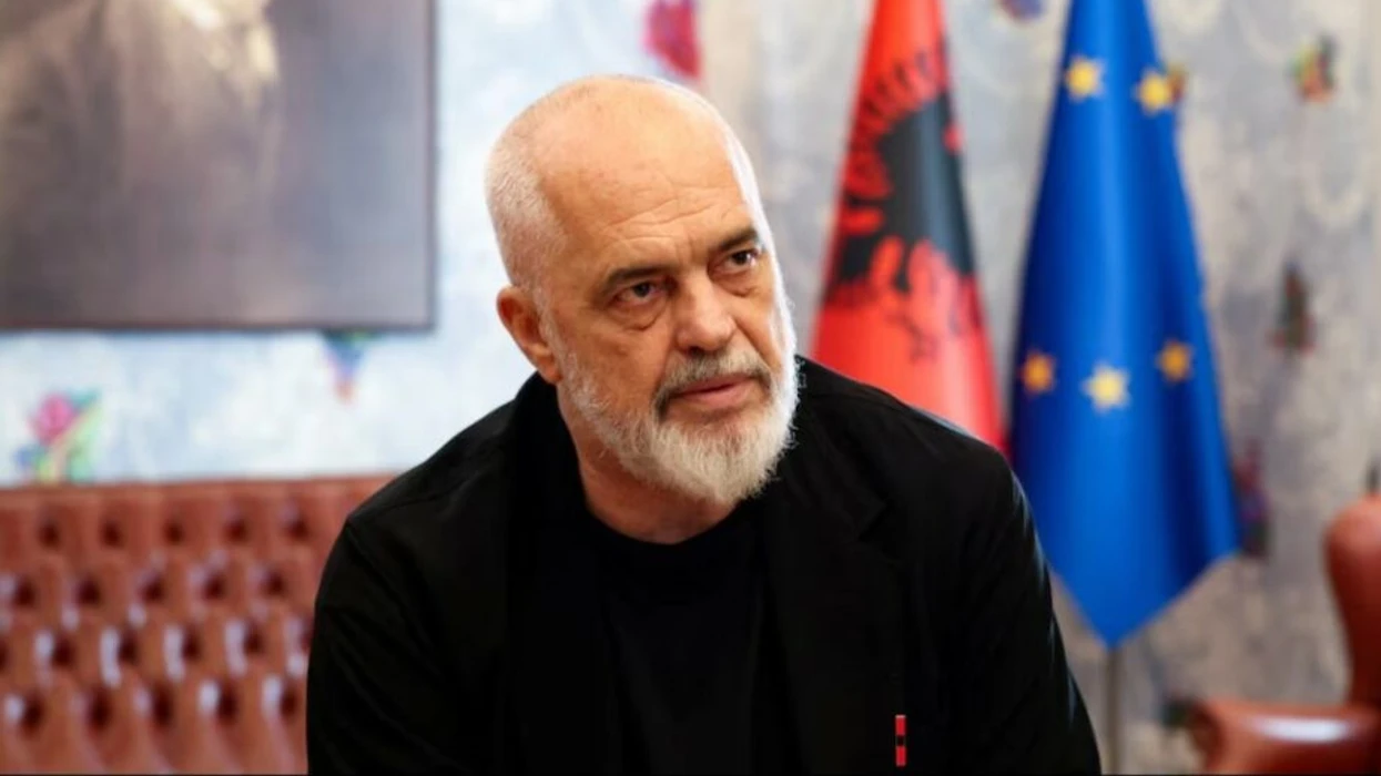 Resorti luksoz në bregdetin shqiptar sfidon protestat dhe shqetësimet mjedisore