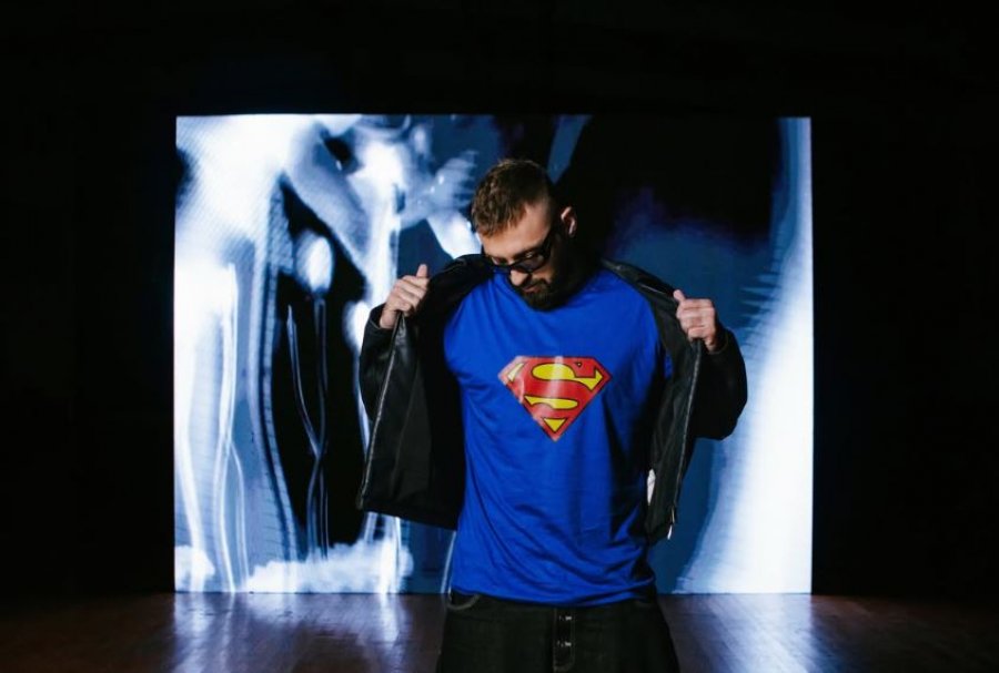 Majk paralajmëron këngën e re “Superman” nga albumi “Qielli o kufi”