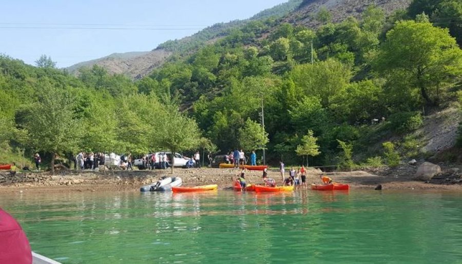 Tragjedia në liqenin e Ulzës: 37-vjeçari humb jetën pas rënies nga mjeti lundrues