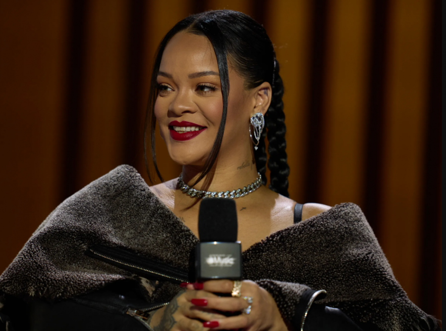 Rihanna thyen rekorde historike në Spotify si gruaja e parë me ngjyrë me 20 hite mbi 1 miliard dëgjime