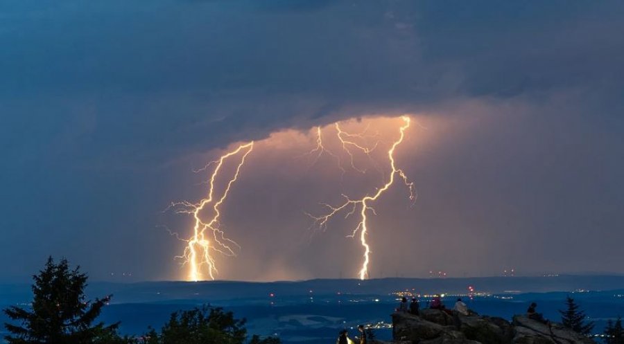 Rrufet godasin turneun e hendbollit në Gjermani, 10 të lënduar dhe ndërprerje energjie