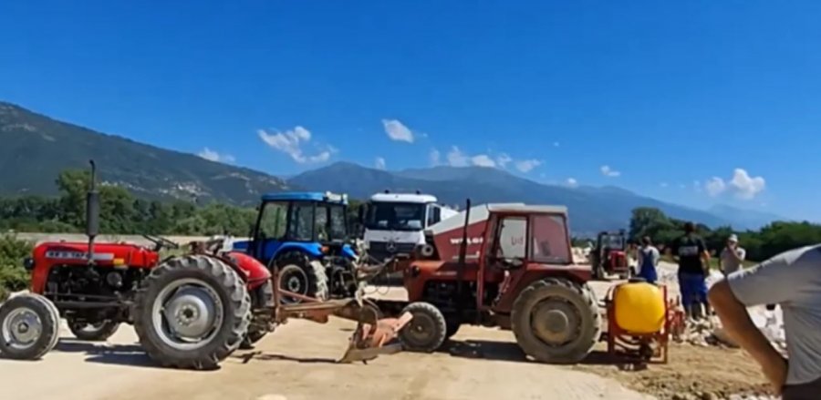 Bujqit e Pollogut bllokojnë punimet, kanali i ri lë mijëra hektarë pa ujë vaditjeje
