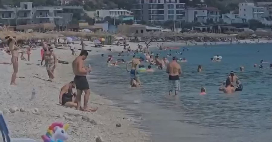 Borshi mbushet me pushues nën diellin e nxehtë të verës