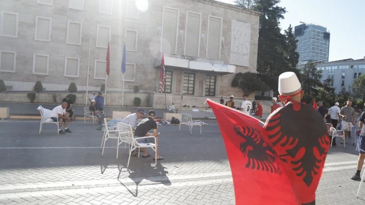 Qëndrimi i protestuesve përpara Kryeministrisë vazhdon edhe pas natës së protestës