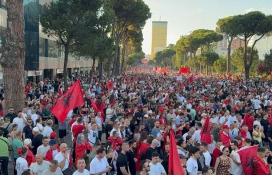 Protesta e 26-të në Tiranë: Qytetarët kërkojnë largimin e Edi Ramës mes reshjeve të shiut