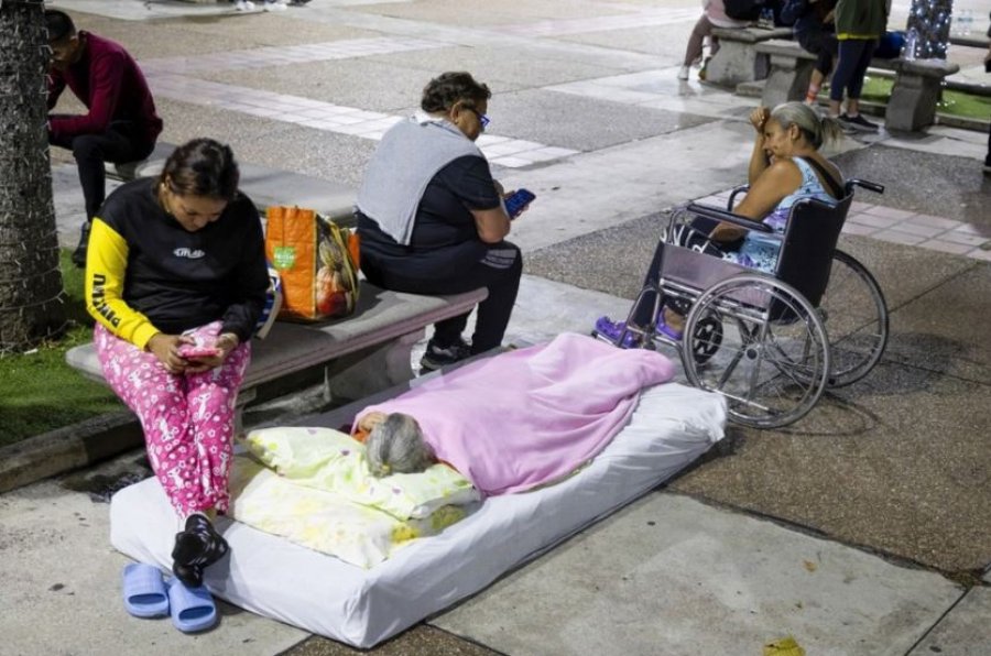 Banorët e Venezuelës në ankth: Njerëz të bllokuar nën rrënoja pa ndihmë