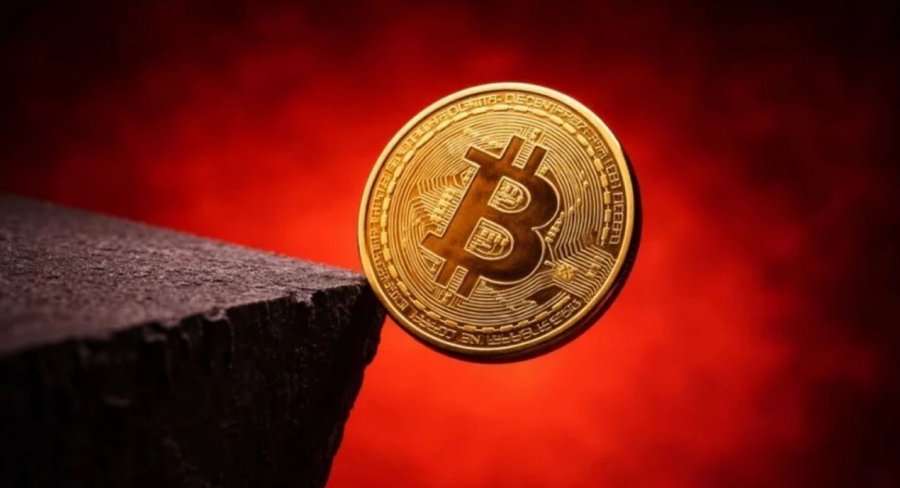 Bitcoin përballet me rënie të thellë dhe pasiguri në tregun e kriptovalutave