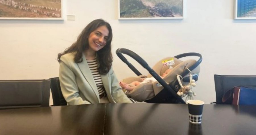 Ministrja suedeze Romina Pourmokhtari mori për herë të parë foshnjën në një takim zyrtar të Këshillit të BE-së në Luksemburg.