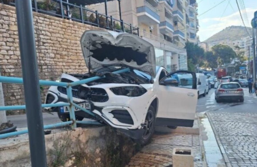 Aksidenti në Sarandë: Makina del nga rruga dhe përplaset me barrierat