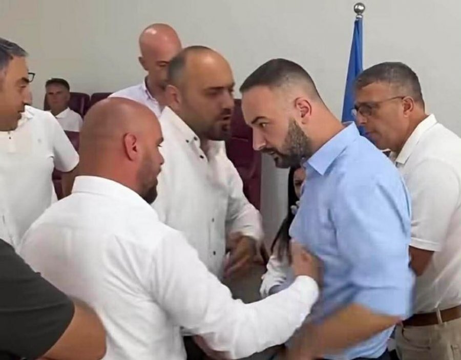Eskalon debati në Kuvendin e Gjilanit me përfshirjen e drejtorit të LVV-së dhe asamblistit të PDK-së.