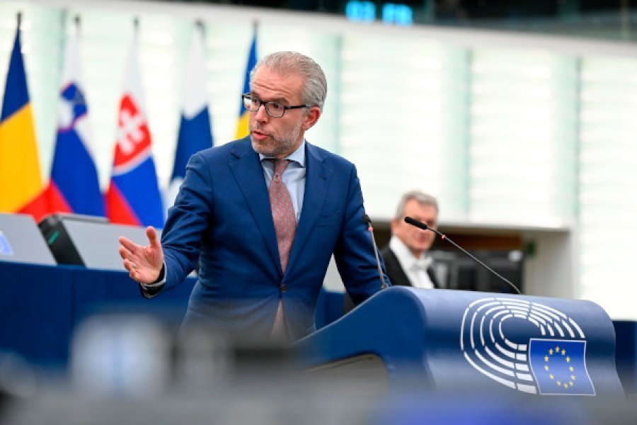 Strategjia e Vuçiqit dhe reagimi i eurodeputetit holandez për pushtetin në Serbi