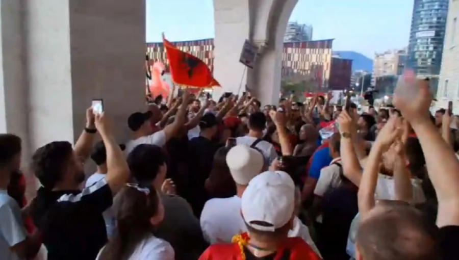 Protesta për Zvërnecin në Tiranë vazhdon për të 30-ën ditë radhazi.