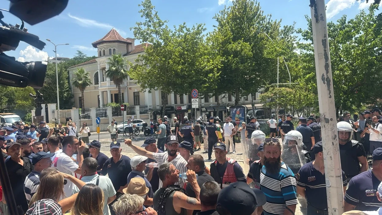 Përplasje dhe tension para Kuvendit: Protestuesit bllokojnë hyrjen dhe godasin deputetët