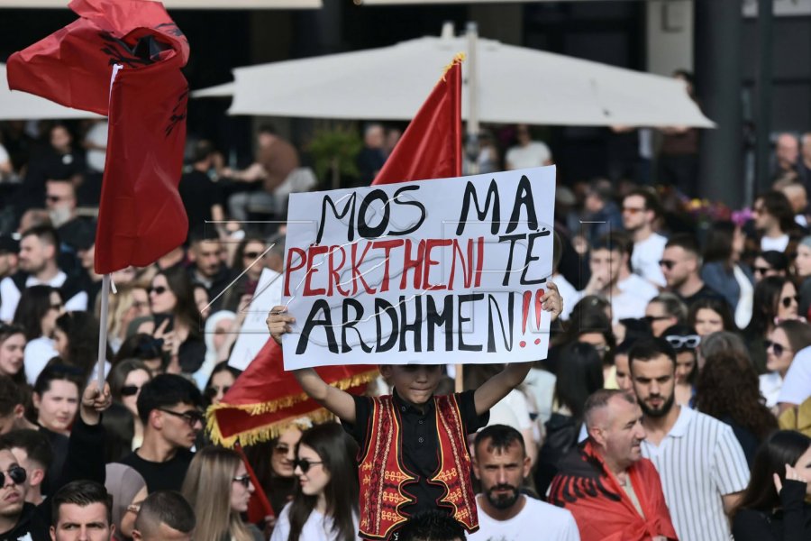 Vogëlushi që prek zemrat në Shkup: kërkesa për gjuhën shqipe në provime